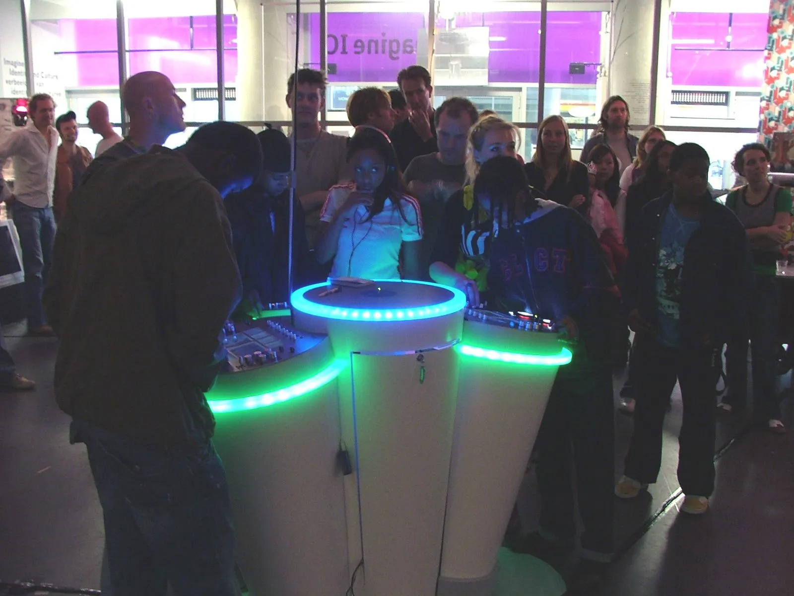 ScratchWorx VJ/DJ table, image 2 of 6